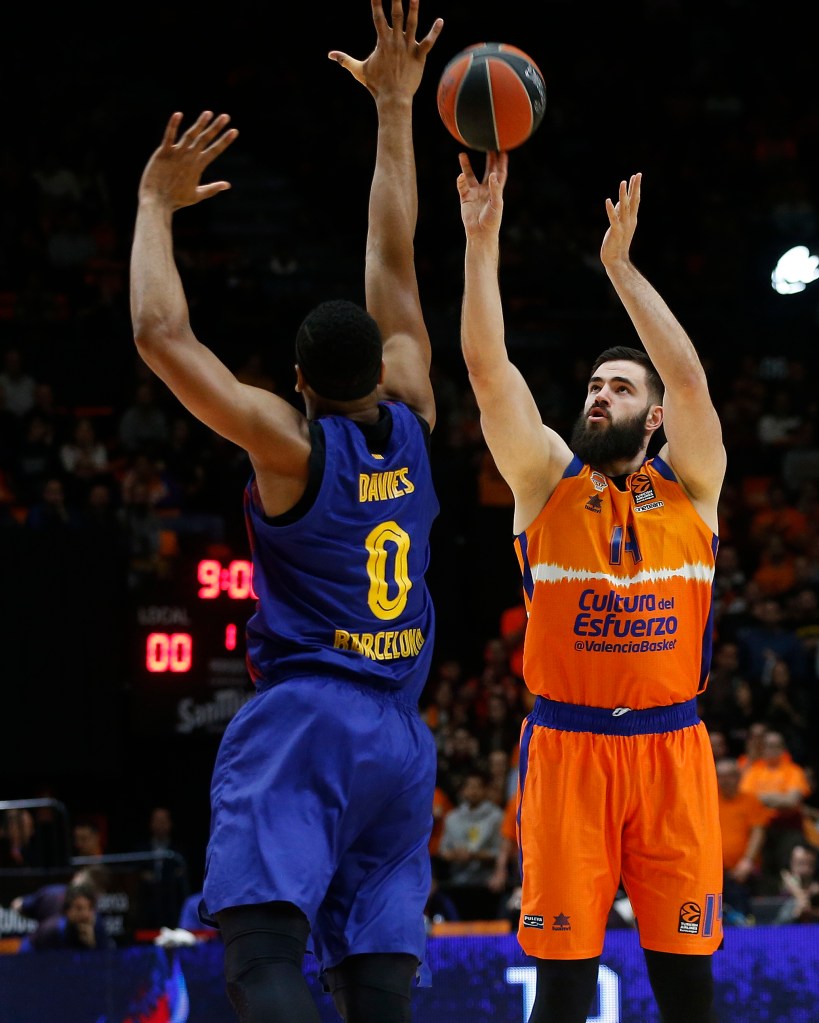 Bojan Dubljevic tirando a canasta frente a Brandon Davies 