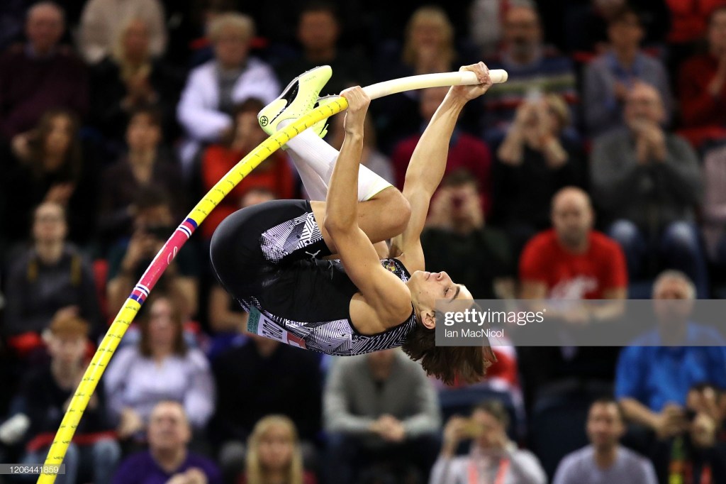 Armand Duplantis realizando el salto que le dio el récord del mundo.