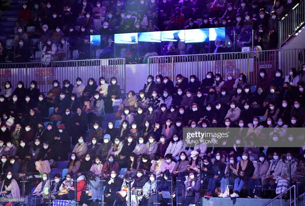 Aficionados llevan máscaras ante la prevención del coronavirus, en un partido disputado de la liga de Seúl.