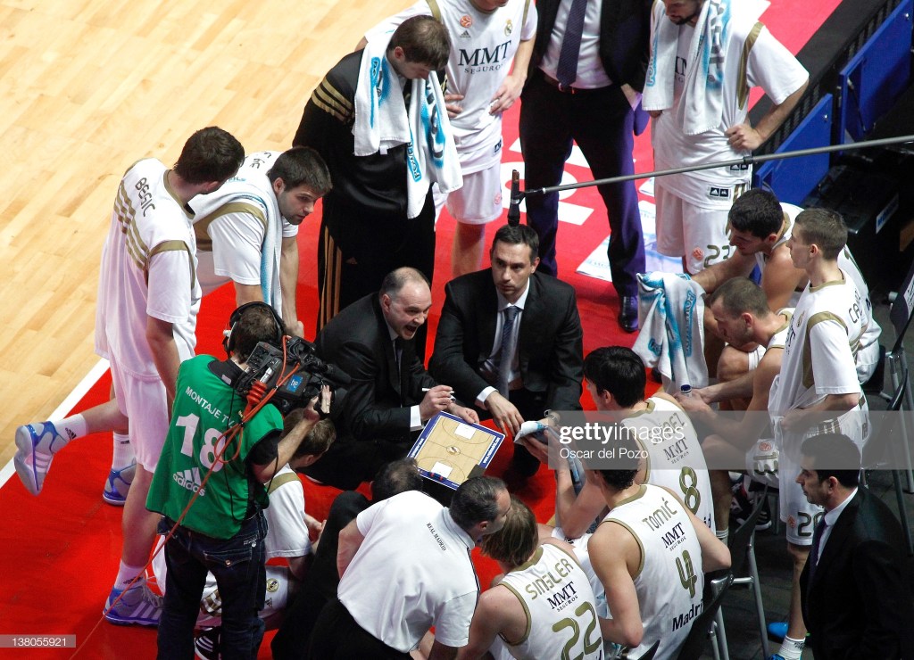 Pablo laso dando instrucciones durante un partido contra el Gescrap Bilbao Basket