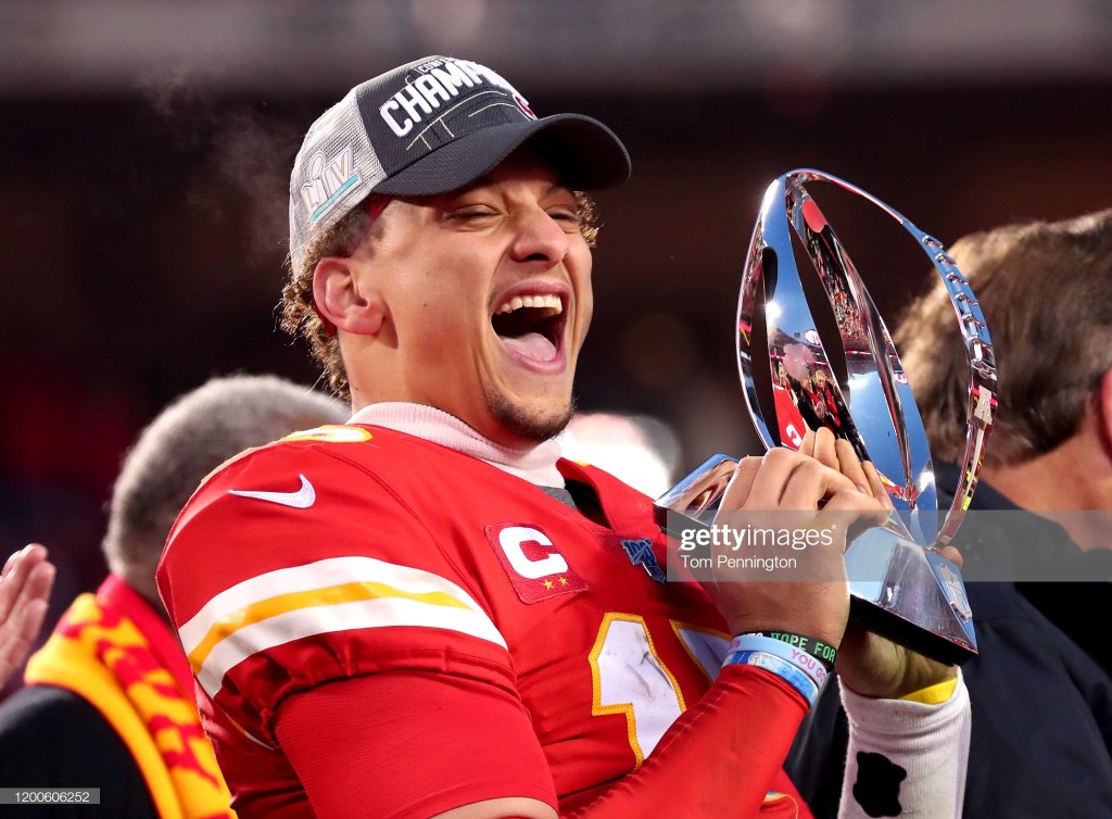 Patrick Mahomes celebrando su primera Superbowl.