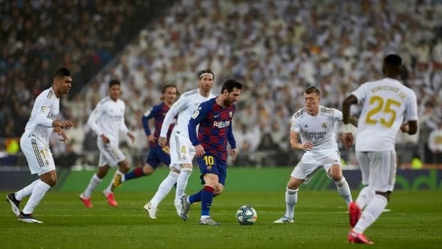 Messi rodeado por cuatro jugadores del Real Madrid.