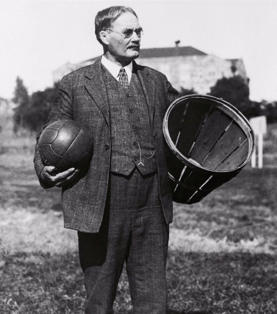 El canadiense James Naismith, creador de este deporte.