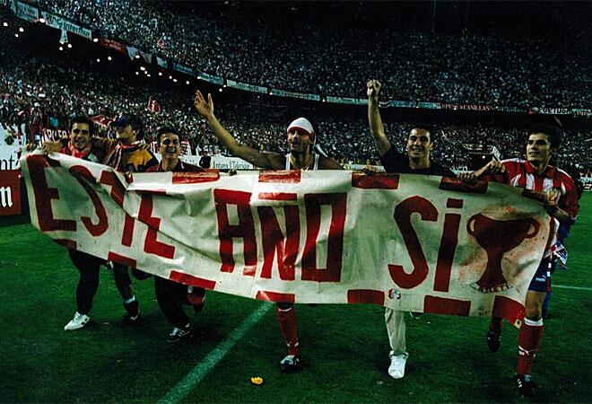 Histórica pancarta del doblete impulsado por el Frente Atlético.