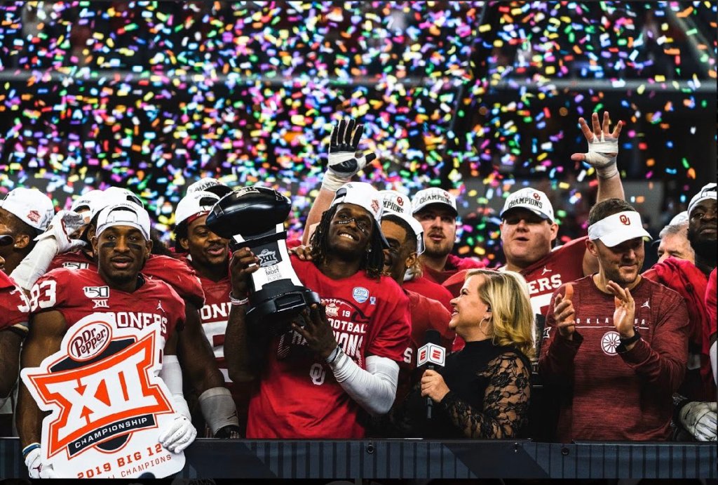 CeeDee Lamb levanta el trofeo de campeón de su división