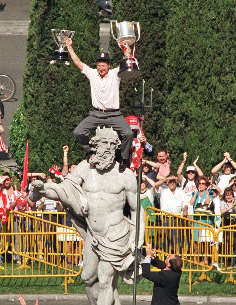 Juan Vizcaíno, capitán del Atlético de Madrid, con los títulos del doblete en al celebración en Neptuno.