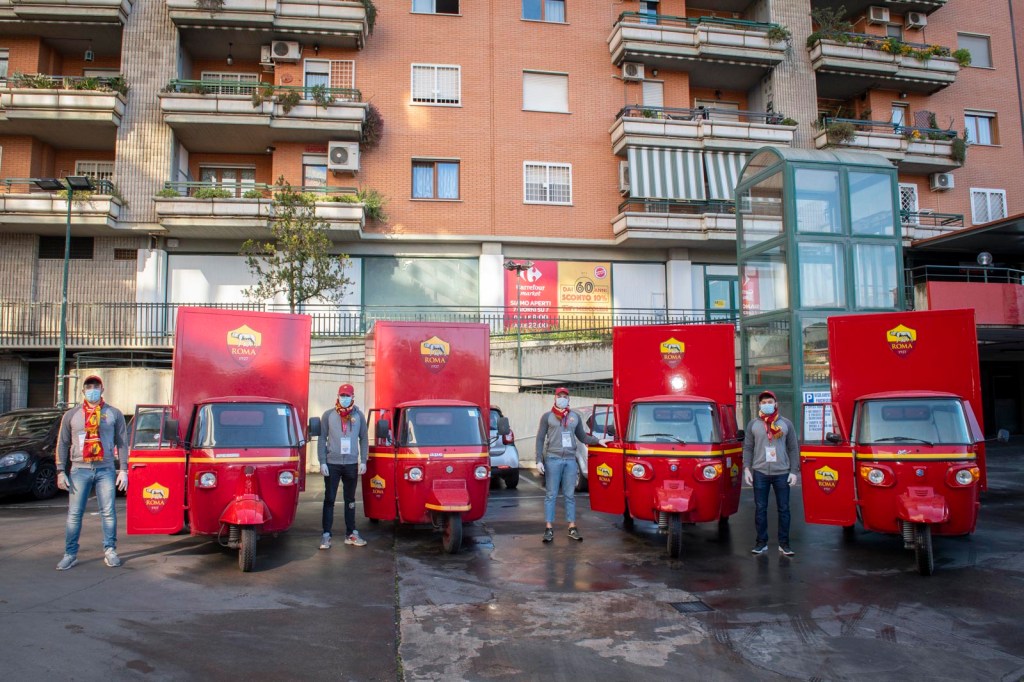 Camiones y voluntarios que facilitaron la entrega de la comida y de los productos sanitarios