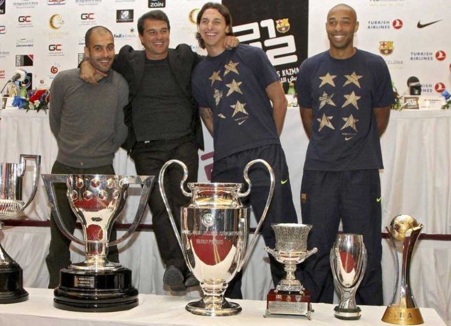 Guardiola, el presidente Laporta, el nuevo fichaje Ibrahimovic y el delantero francés Henry, posan con el sextete conseguido.